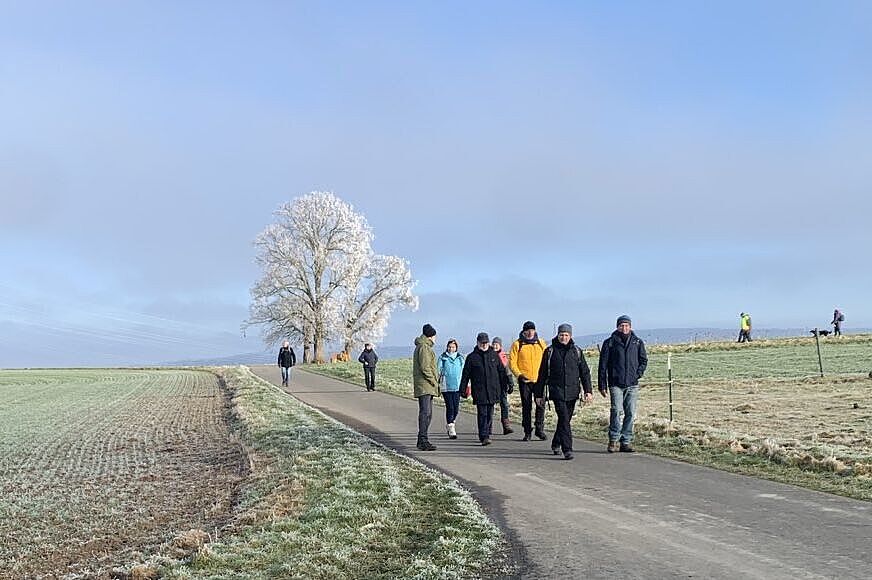 weiter Blick auf Wanderweg mit Wandergruppe