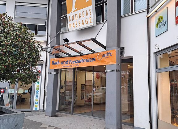 Blick auf Eingangstür Andreaspassage mit Werbebanner Messe