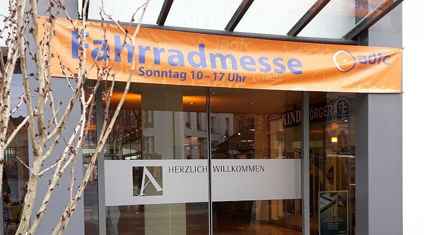 Blick auf Eingangstür Andreaspassage mit Werbebanner Messe