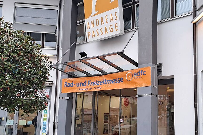 20200305_Rad_Freizeitmesse_Eingang Blick auf Eingangstür Andreaspassage mit Werbebanner Messe