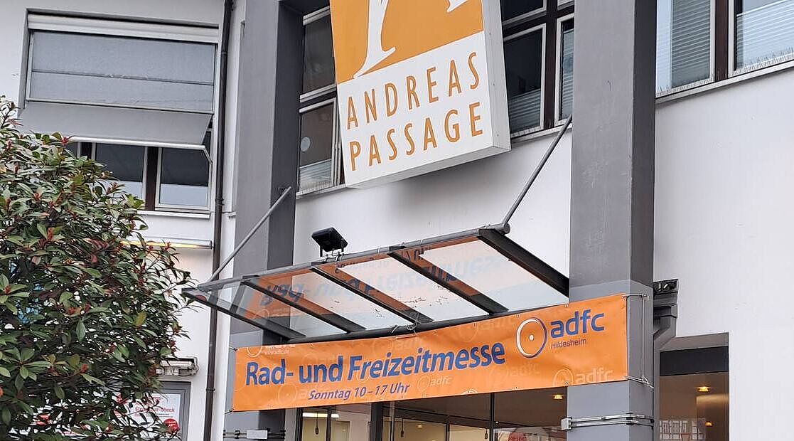 Blick auf Eingangstür Andreaspassage mit Werbebanner Messe