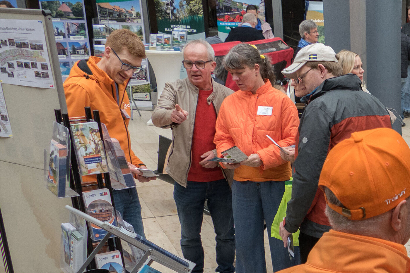 Blick in die Rad- und Freizeitmesse auf den Stand des ADFC Hildesheim