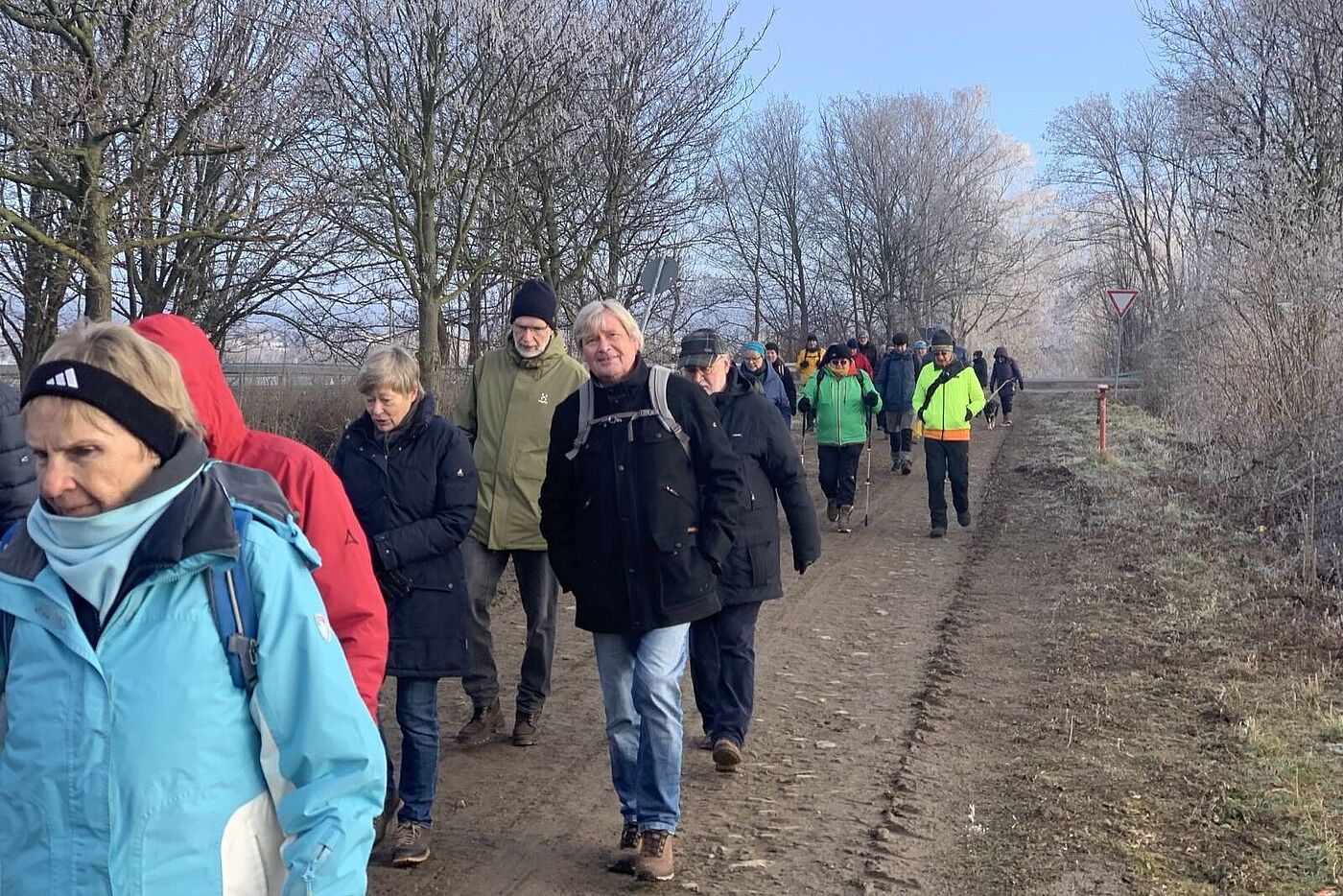 Wandergruppe auf schmalem Wanderweg