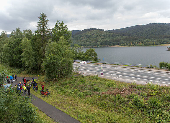 RadfahrerInnen bei einer Pause auf der Innerste Radtour