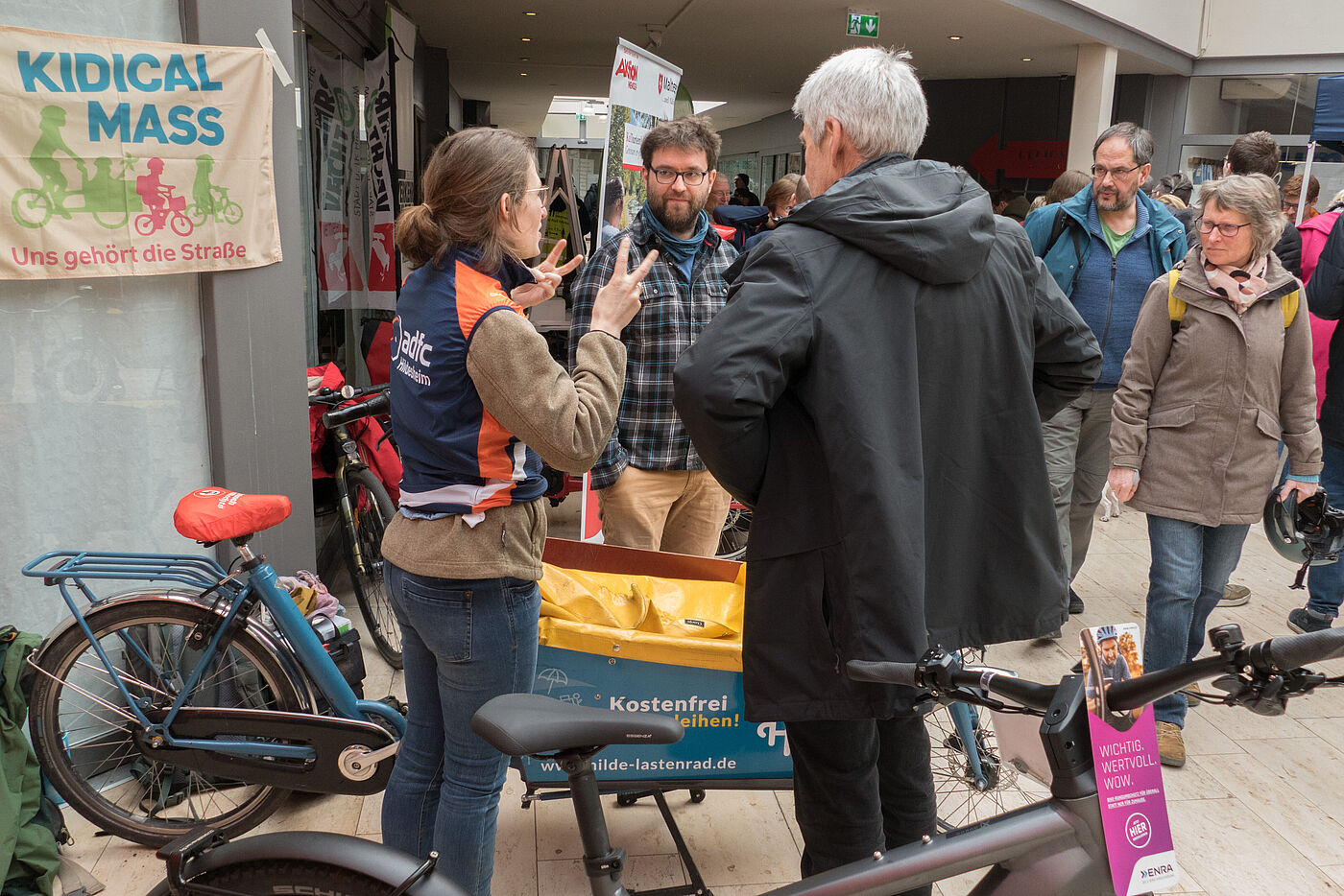 Messestand Lastenrad Hilde mit Lastenrad und Besuchern