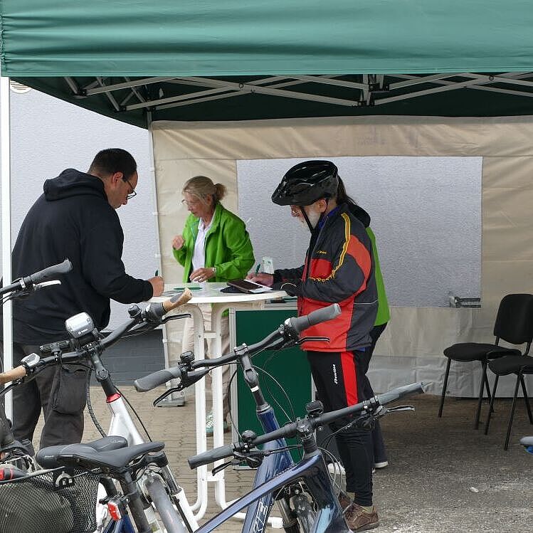 Zelt mit Stehtisch und 3 Personen