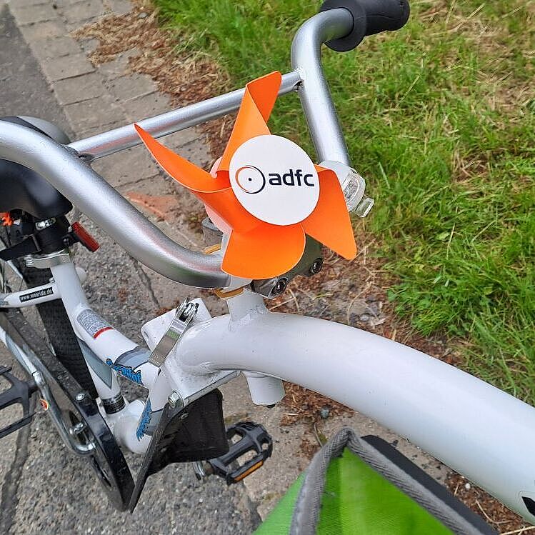 kleines ADFC Windrad am Radlenker