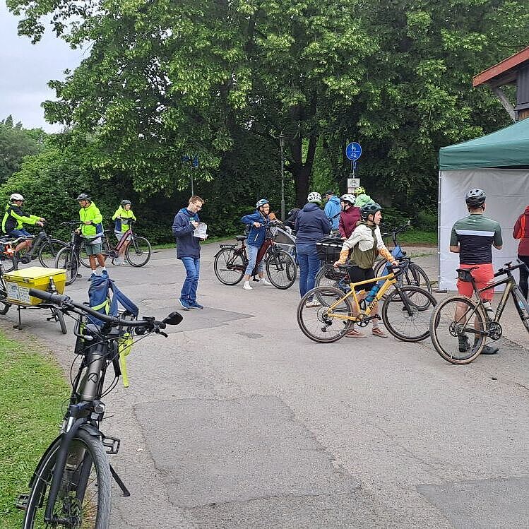 Radfahrer vor Zelten