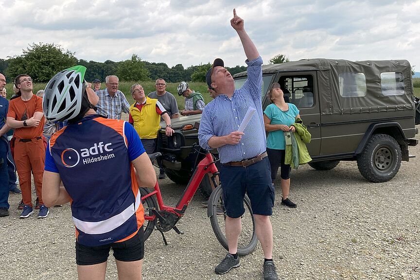 hoch_20250601.jpg Zwei Personen schauen nach oben