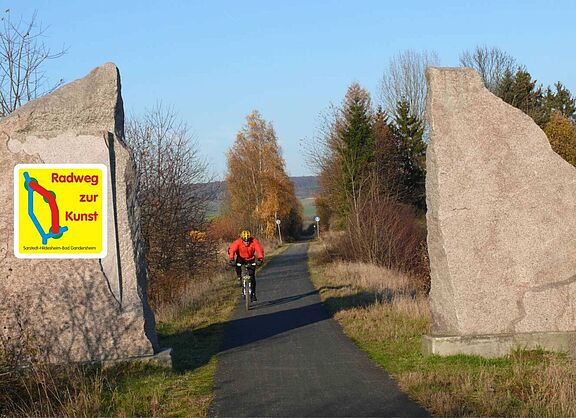 Skulptur Das Tor mit Radweg-zur-Kunst Logo