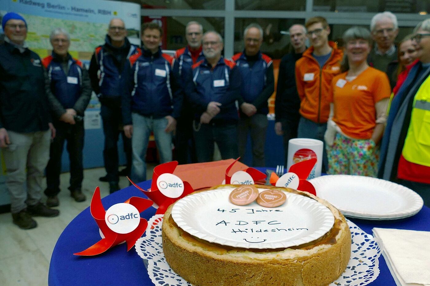 Kuchen mit Gruppenbild