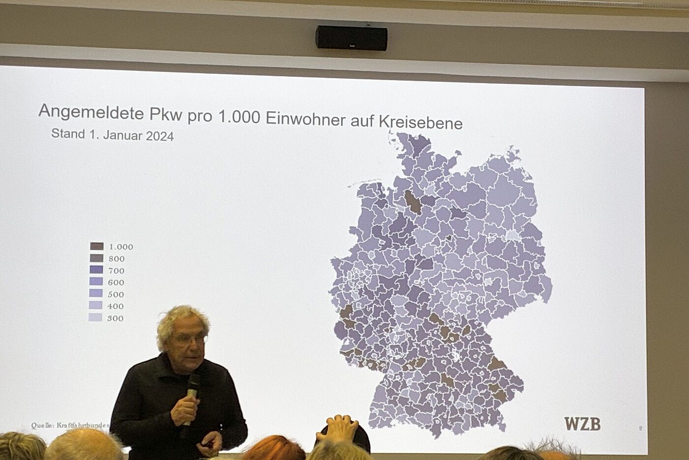 Prof. Andreas Knie vor Grafik mit Kfz Dichte in den Landkreisen