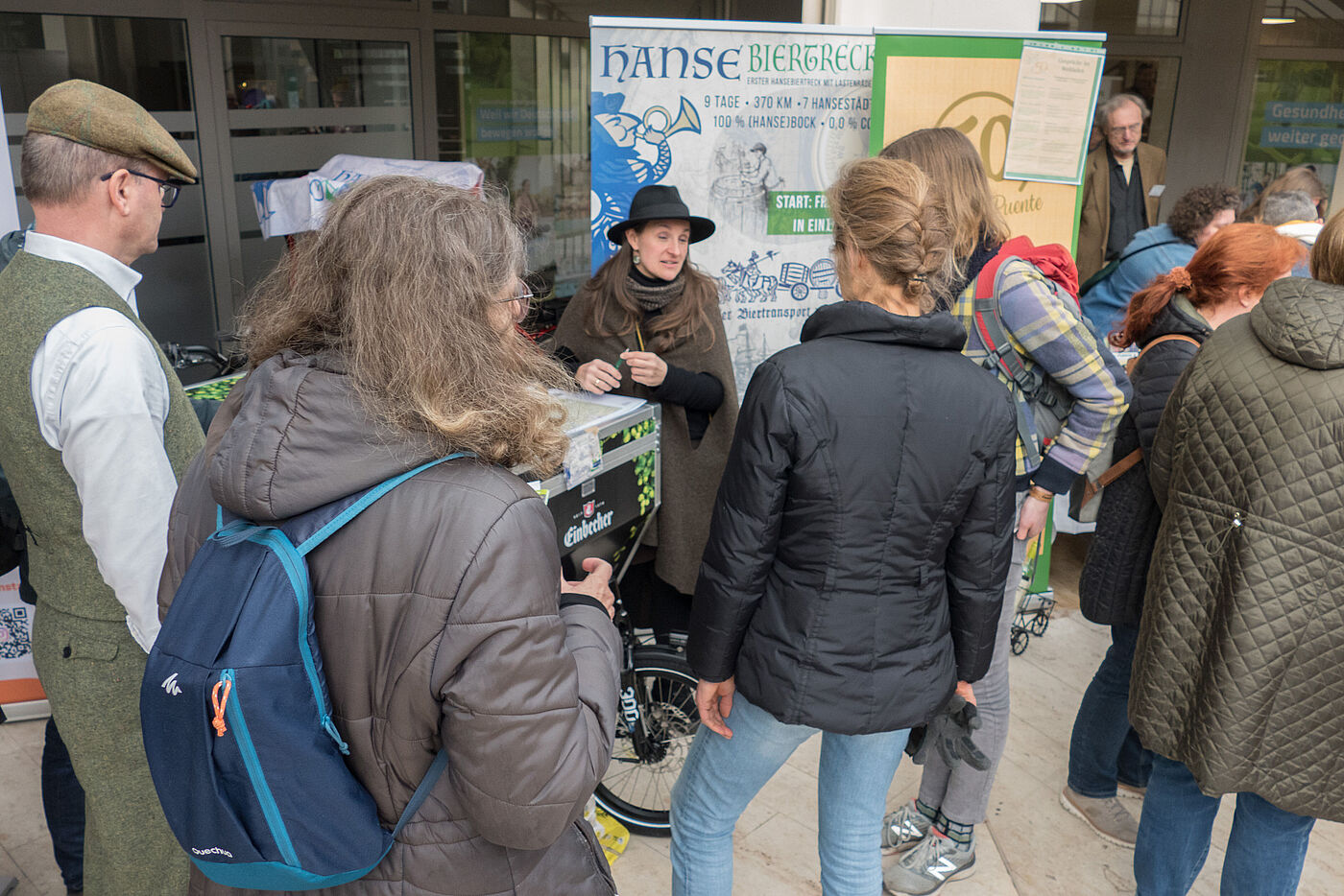 Messestand Hansetreck mit Lastenrad und Besuchern