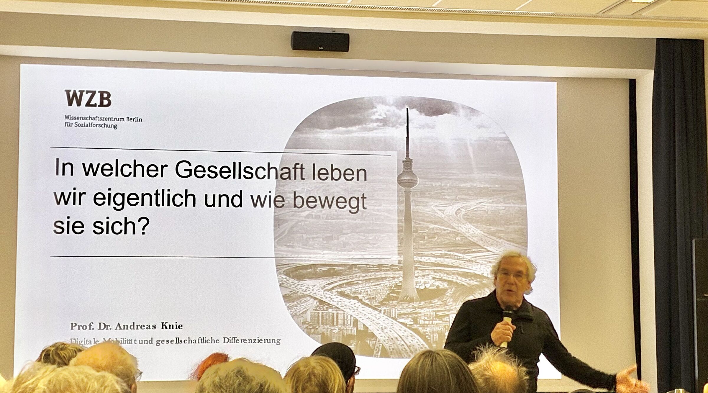 Prof. Andreas Knie vor Präsetatio