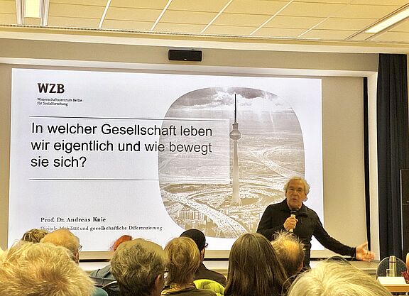Prof. Andreas Knie vor Präsetatio