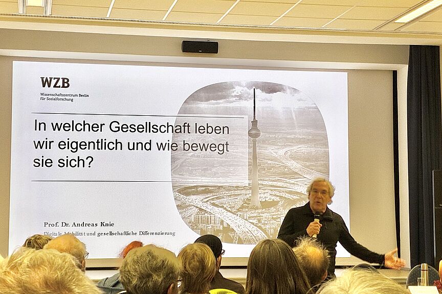 IMG_0427.jpg Prof. Andreas Knie vor Präsetatio