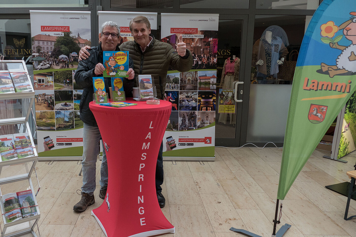 Bild mit zwei Personen und Kindermalheft