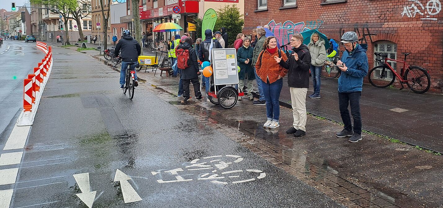 20250422_Einweihung_Radweg_Klingeltunnel.jpg Bild vom Radweg und Personen zur Einweihung