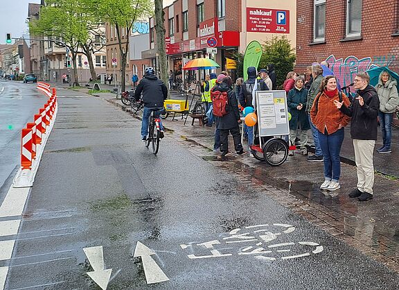 Bild vom Radweg und Personen zur Einweihung