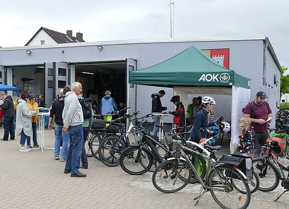 Radfahrer vor Feuerwehrstation