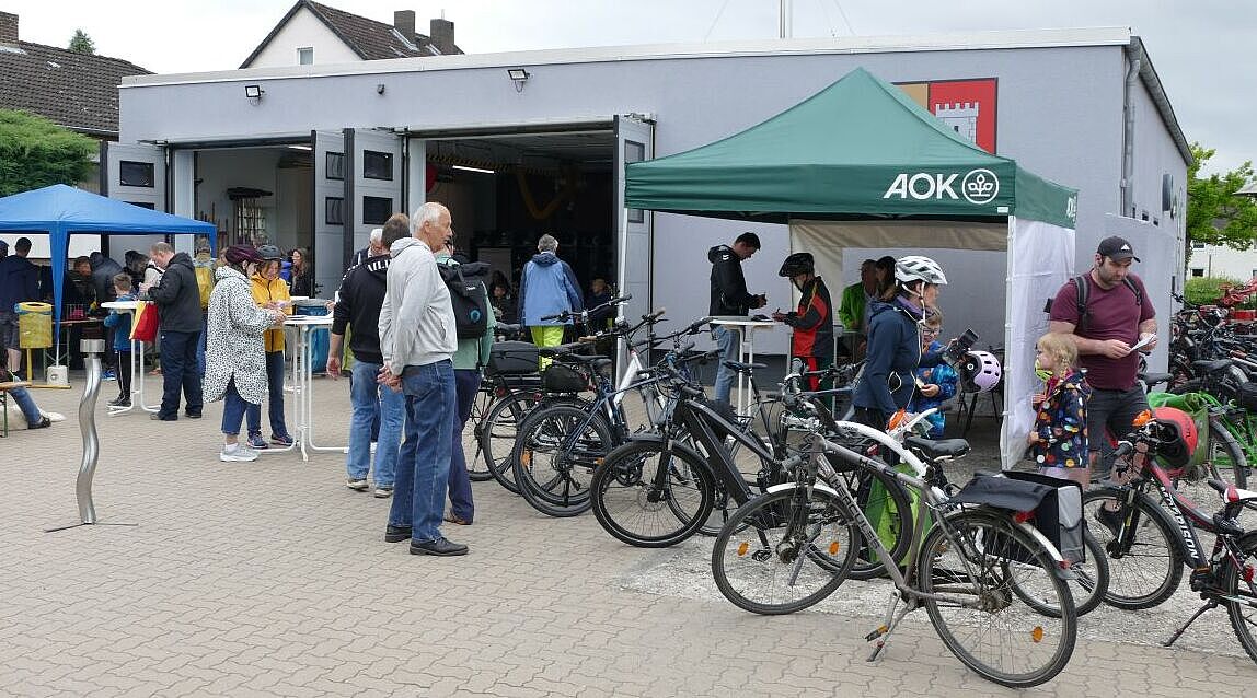 Radfahrer vor Feuerwehrstation