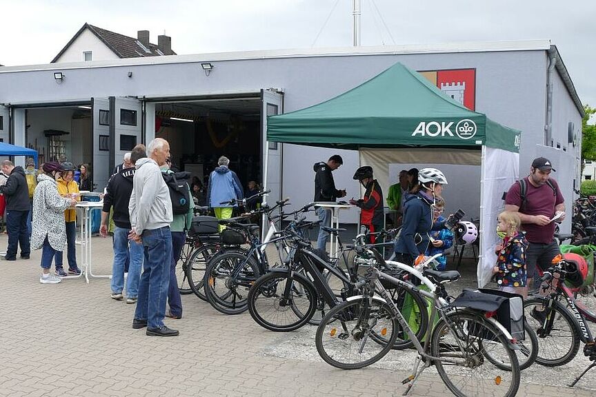 2026_06_07_Radwandertag_13.JPG Radfahrer vor Feuerwehrstation