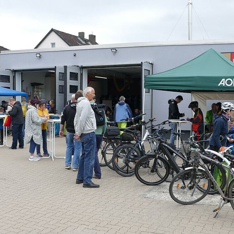 Radfahrer vor Feuerwehrstation