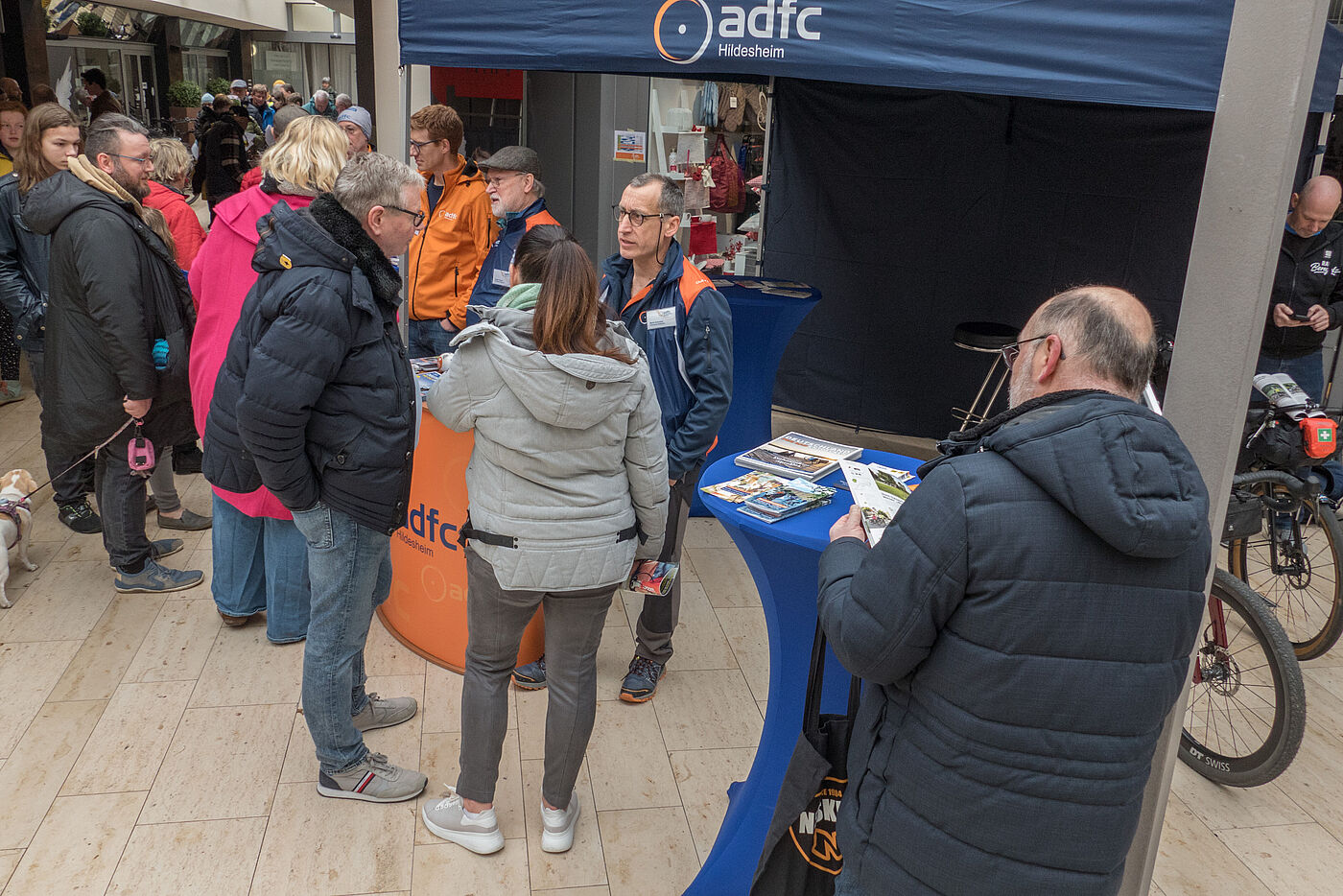 Messestand ADFC Hildesheim mit Besuchern