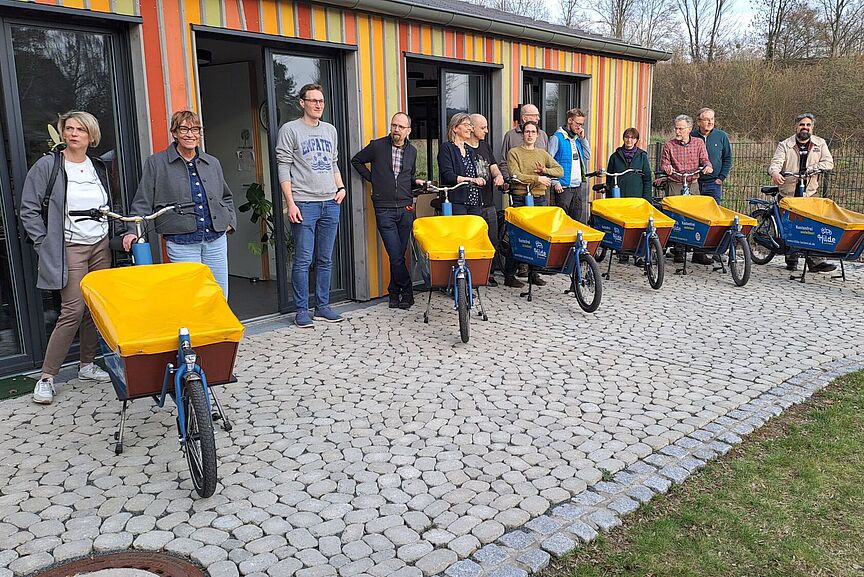 2026_03_23_VCD-Fairkehrspreis-an-Hilde-Lastenrad_06.jpg Lastenraeder mit Lastenradteam auf Gruppenbild