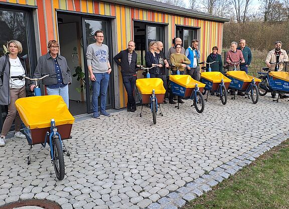Lastenraeder mit Lastenradteam auf Gruppenbild