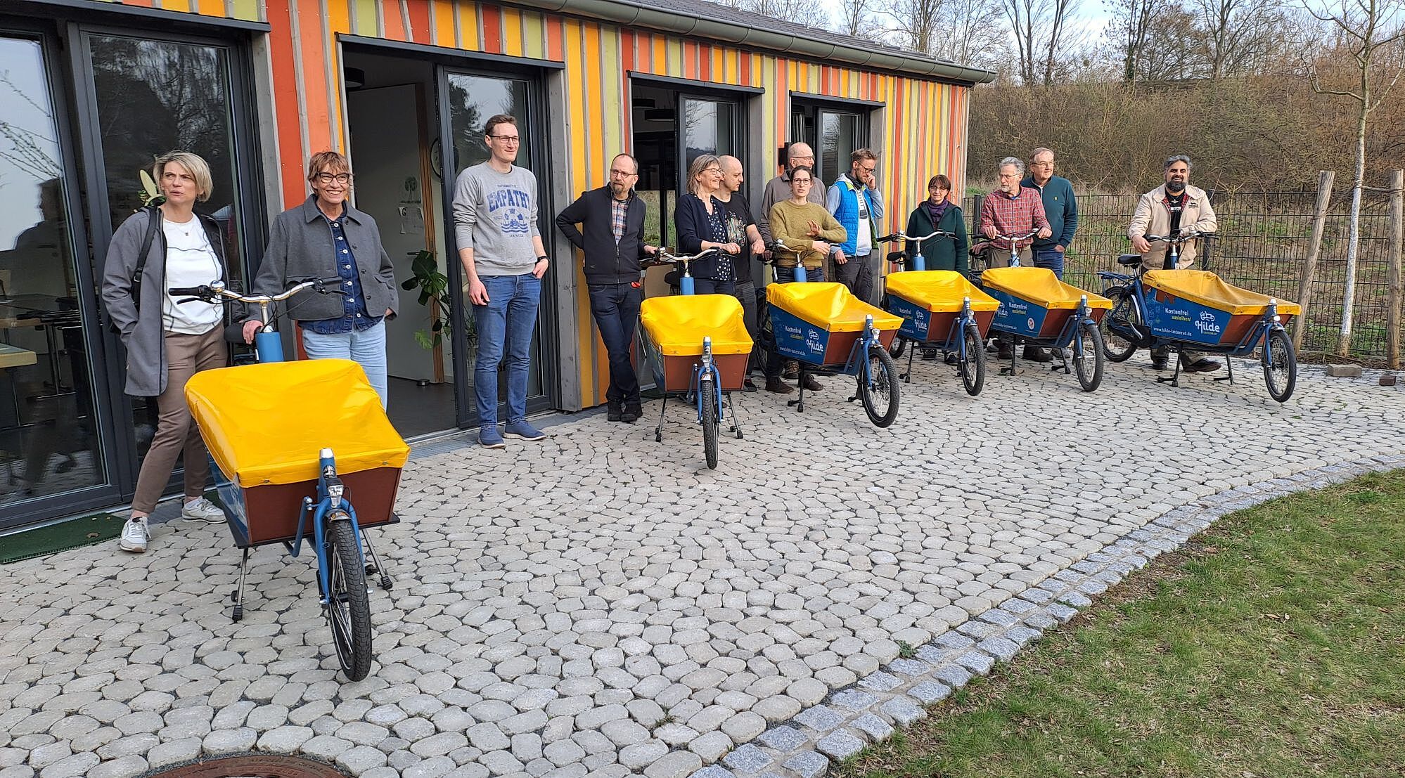 Lastenraeder mit Lastenradteam auf Gruppenbild
