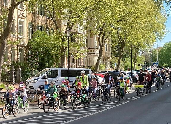 Zug von Radfahrern mit vielen Kindern durch die Nordstadt