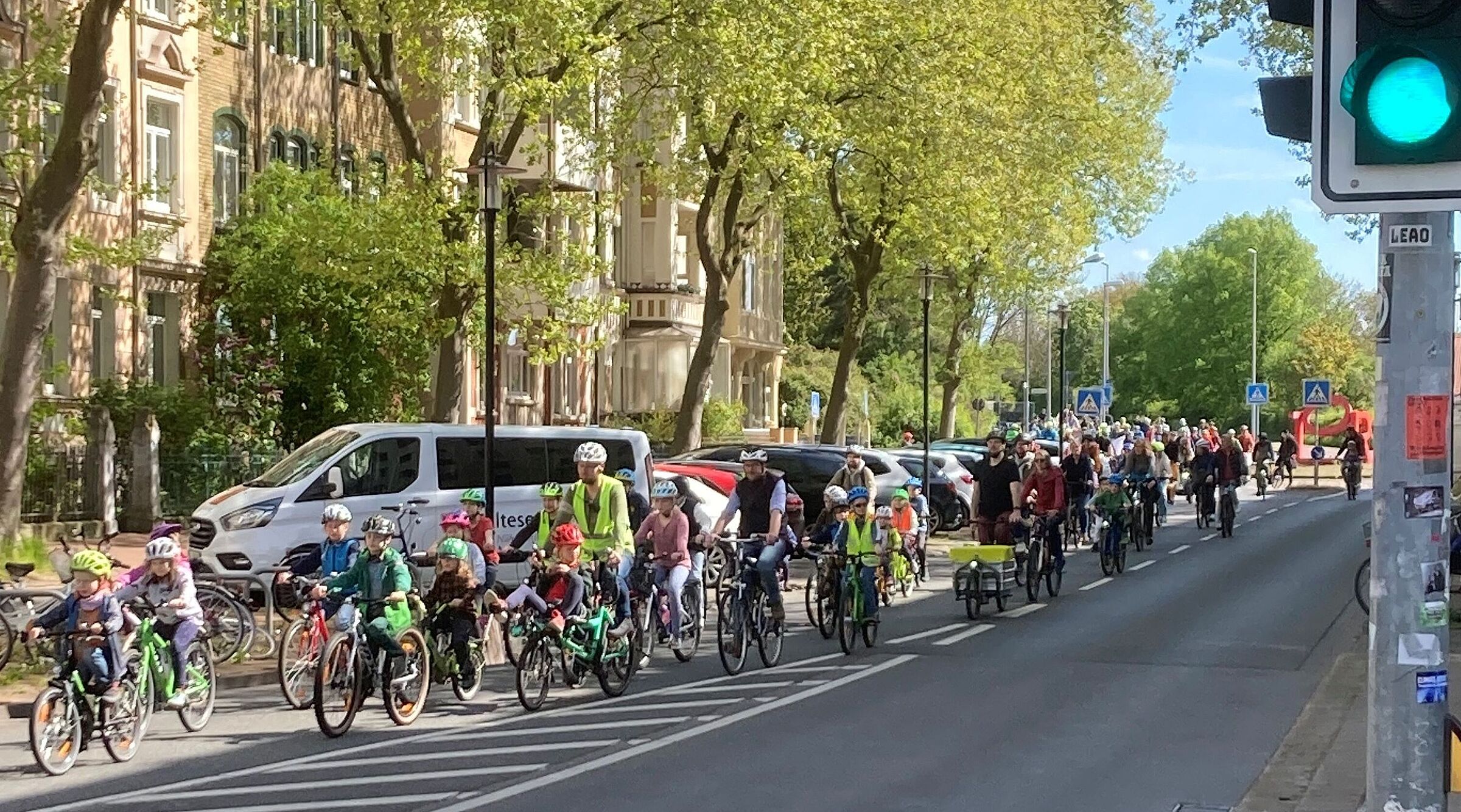 Zug von Radfahrern mit vielen Kindern durch die Nordstadt