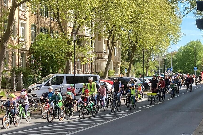 Kidical Mass Hildesheim 27.04.2024 Zug von Radfahrern mit vielen Kindern durch die Nordstadt
