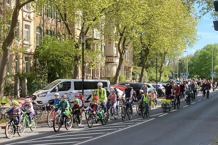 Kidical Mass Hildesheim 27.04.2024 Zug von Radfahrern mit vielen Kindern durch die Nordstadt