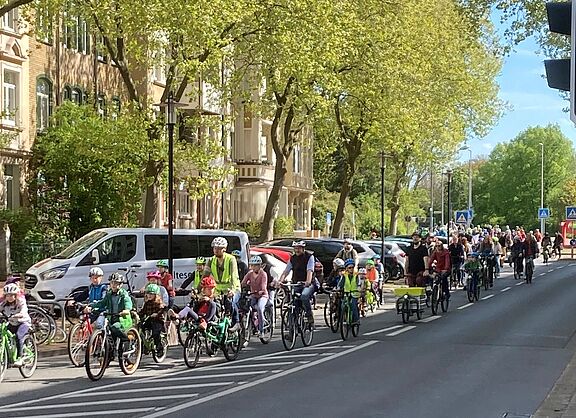 Zug von Radfahrern mit vielen Kindern durch die Nordstadt