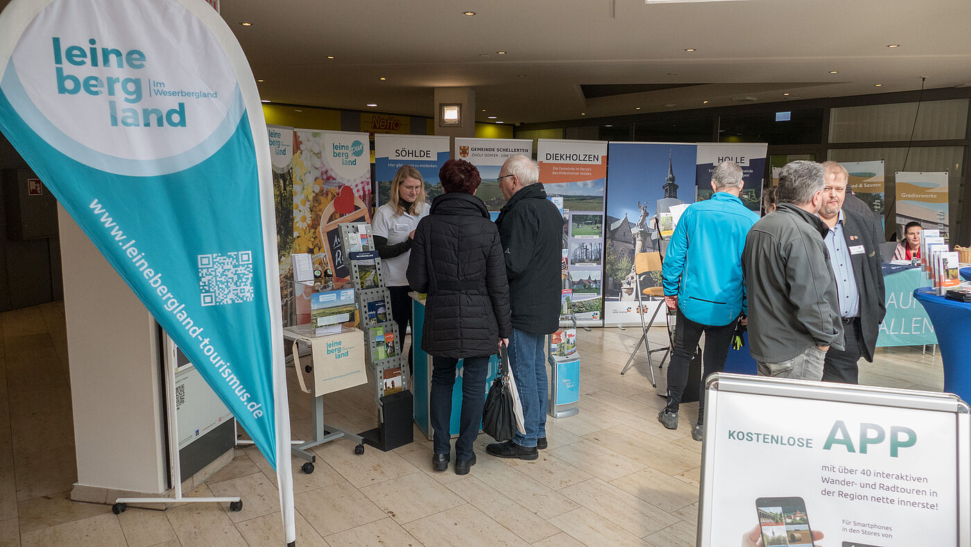 Messestand Tourismusverbände mit Besuchern