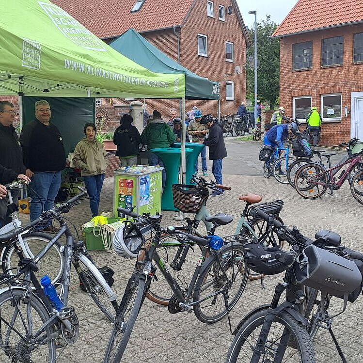 Zelt der Umwelthilfe mit Radfahrern