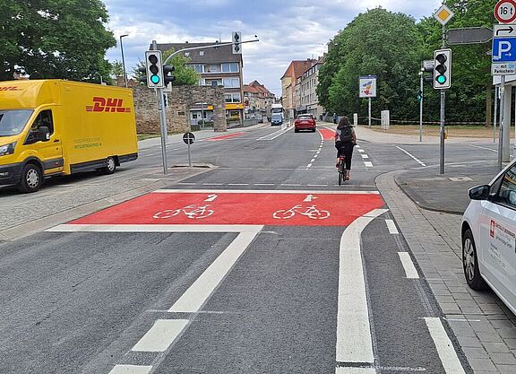 Blick auf Straße mit Radstreifen