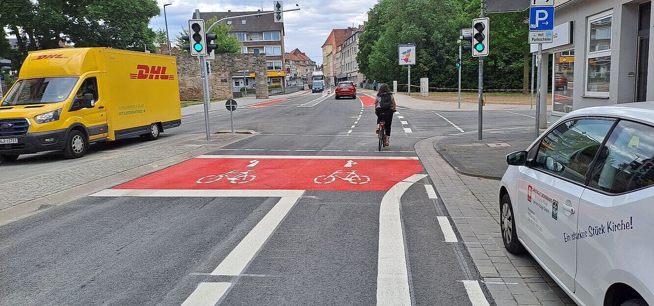 dammtor_20250626_094232_small.jpg Blick auf Straße mit Radstreifen
