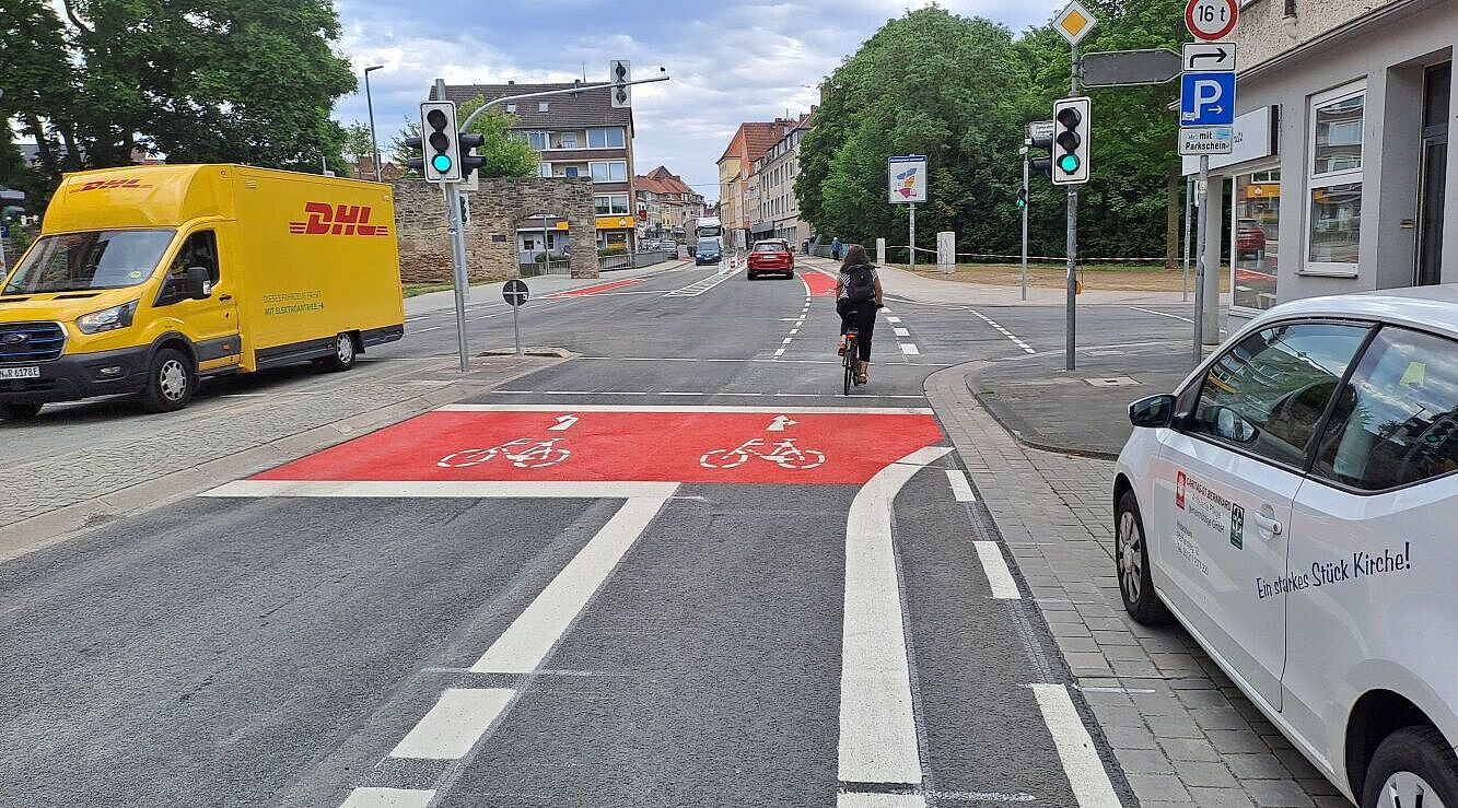 Blick auf Straße mit Radstreifen