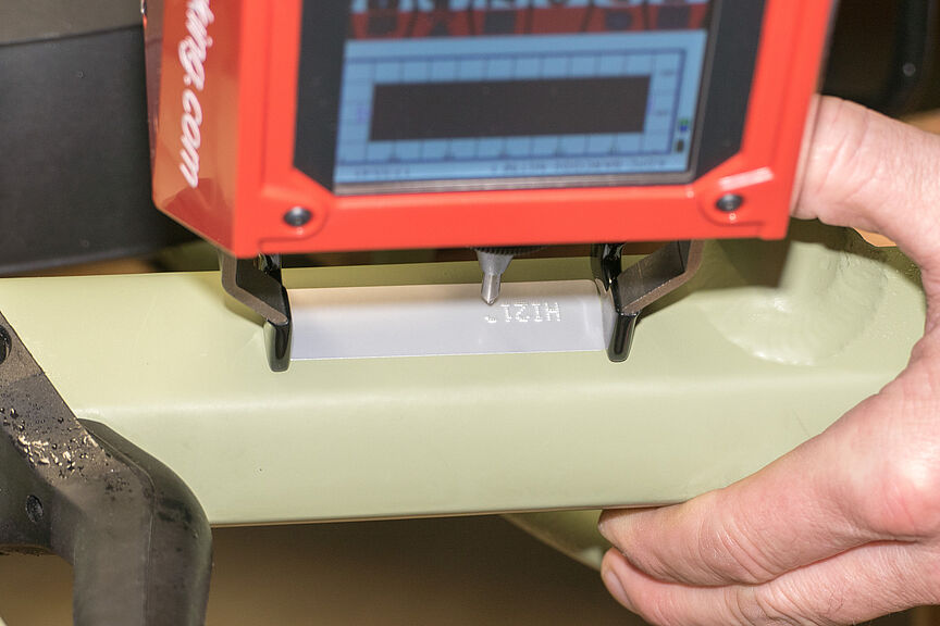 2024_11_14_Nagelcodierung_2.jpg Gerät zur prägecodierung in nahaufnahme