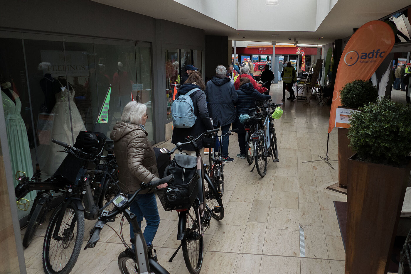 Wartende mit Fahrrad